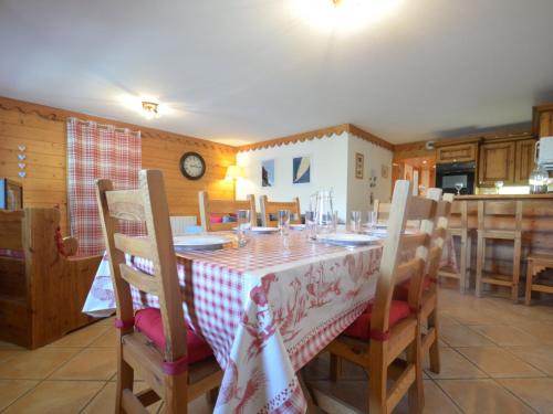 uma mesa de jantar com uma toalha de mesa vermelha e branca em Appartement Les Menuires, 4 pièces, 6 personnes - FR-1-452-246 em Les Menuires