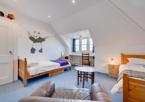 - une chambre avec deux lits et un canapé dans l'établissement Red Doors, à Canterbury