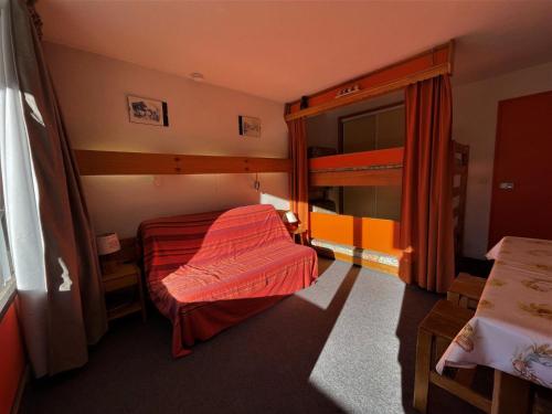 ein kleines Schlafzimmer mit einem Etagenbett und einem Fenster in der Unterkunft Studio Les Menuires, 1 pièce, 4 personnes - FR-1-452-190 in Les Menuires