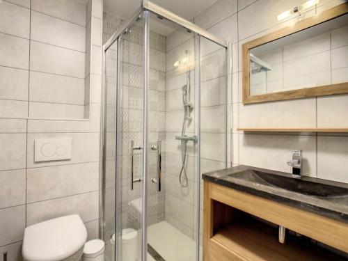 une salle de bain avec une douche, un lavabo et des toilettes dans l'établissement Appartement de standing aux pieds des pistes avec parking couvert - FR-1-416-183, à La Toussuire