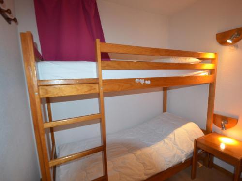 - 2 lits superposés dans un dortoir avec une échelle dans l'établissement Appartement Les Menuires, 4 pièces, 8 personnes - FR-1-452-201, aux Menuires
