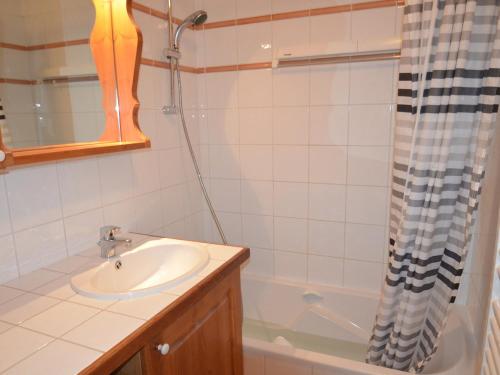 a bathroom with a sink and a shower at Appartement Les Menuires, 2 pièces, 4 personnes - FR-1-452-256 in Les Menuires