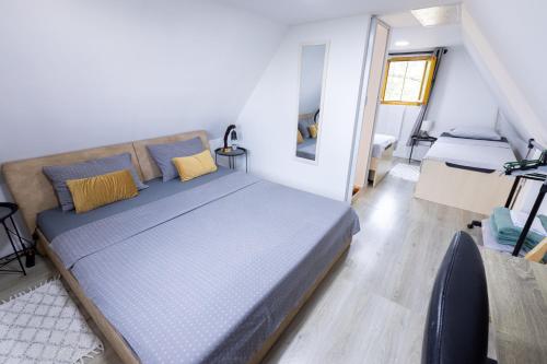 1 dormitorio con 1 cama grande en una habitación en Ruralna kuća za odmor White bike en Gajić