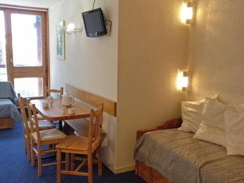 une chambre d'hôtel avec un lit, une table et un lit dans l'établissement Studio 4 pers. · Ski aux pieds · Balcon - FR-1-346-458, à Arc 1800