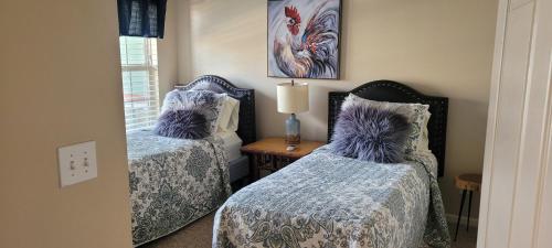 um quarto com 2 camas e uma mesa com um candeeiro em Salt Creek Golf Retreat em Nashville