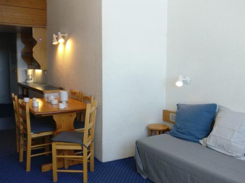 une pièce avec une table et un lit et une table et des chaises dans l'établissement Studio confortable au pied des pistes avec balcon, wifi et cuisine équipée - FR-1-346-524, à Arc 1800
