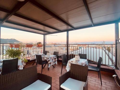 un ristorante con tavoli e sedie su un balcone di YOUR VATICAN TERRACE a Roma