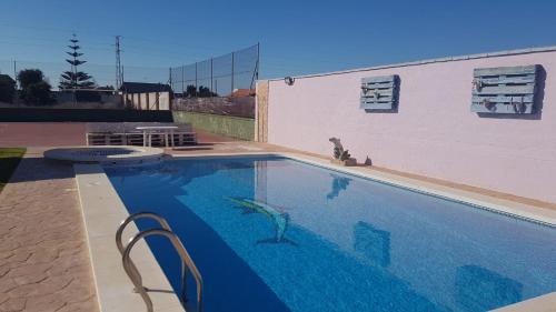 Bazén v ubytování Casa Rústica vacacional FILIGRANA en Sanlúcar de Barrameda Zona Montijo nebo v jeho okolí