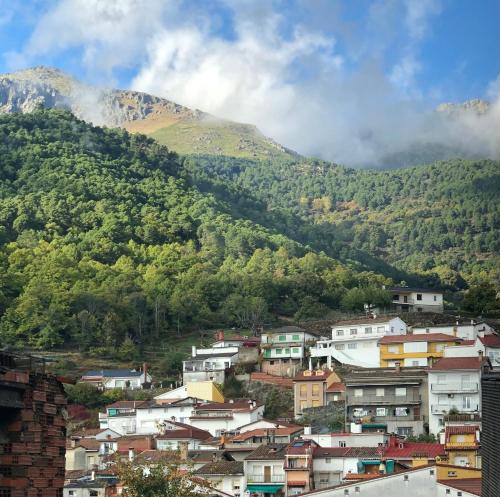 une ville en face d'une montagne dans l'établissement Hotel Barbacedo, à Mijares