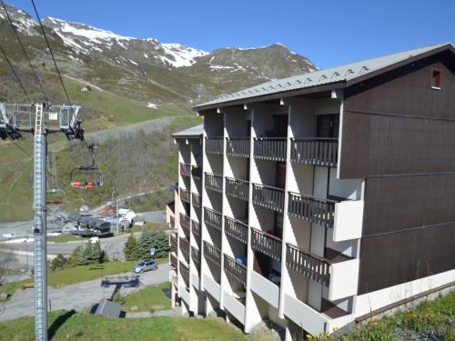 un bâtiment avec des balcons sur le côté dans l'établissement Studio confortable 3 pers, proche pistes, quartier calme des Menuires - FR-1-452-38, aux Menuires