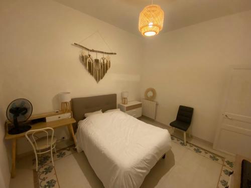 - une chambre avec un lit, un bureau et une chaise dans l'établissement Ajaccio, Appt, lumineux, proche centre Ville, à Ajaccio