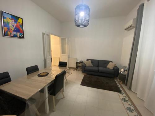 - un salon avec une table et un canapé dans l'établissement Ajaccio, Appt, lumineux, proche centre Ville, à Ajaccio