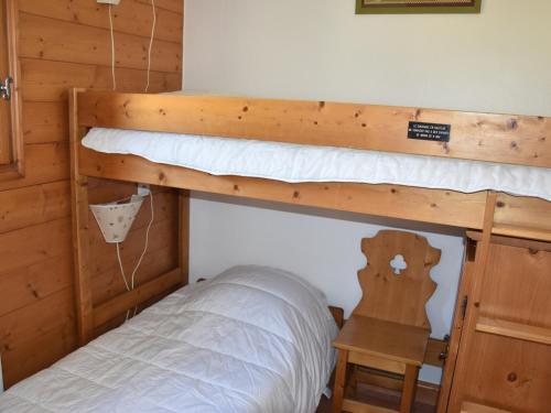 - une chambre avec 2 lits superposés et un tabouret dans l'établissement Charmant appart 3 pièces avec parking, près des pistes - FR-1-464-15, à Pralognan-la-Vanoise