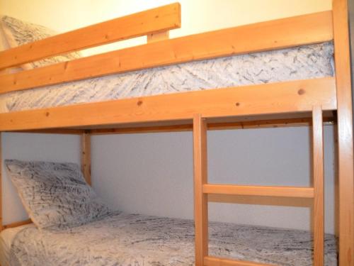 レ・メニュアールにあるStudio Les Menuires, 1 pièce, 3 personnes - FR-1-452-173の二段ベッド2組が備わるドミトリールームのベッド1台分です。