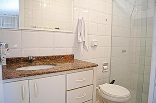 y baño con lavabo, aseo y ducha. en Casa com 2 quartos à 200 m da da praia c/ churrasqueira en Palhoça