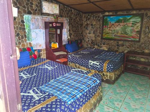 Zimmer mit 3 Betten in einem Zimmer in der Unterkunft sunny Tayai hostel pai in Pai