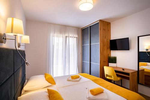 una camera d'albergo con letto e scrivania di Arba sunshine a Rab