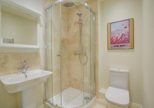 La salle de bains est pourvue d'une douche, de toilettes et d'un lavabo. dans l'établissement Samphire Cottage, à Mundesley