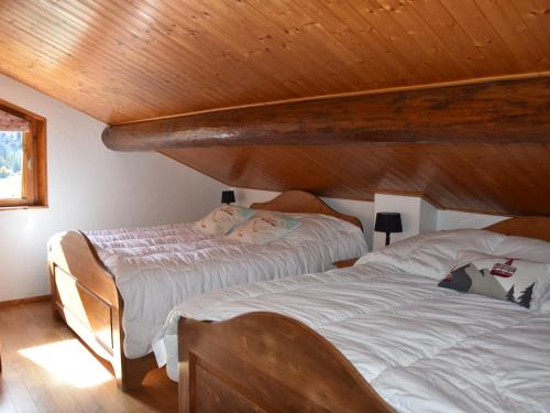 - 2 lits dans une chambre dotée d'un plafond en bois dans l'établissement Luxueux chalet ensoleillé, ski aux pieds, près des pistes et du centre. - FR-1-464-169, à Pralognan-la-Vanoise