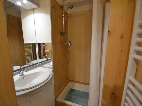 ein Bad mit einem Waschbecken und einem Spiegel in der Unterkunft Studio Les Menuires, 1 pièce, 2 personnes - FR-1-452-283 in Les Menuires