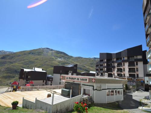 Un bâtiment avec un panneau indiquant l'université est neige dans l'établissement Studio chalet cosy aux Menuires - 2 pers, skis aux pieds, vue montagne, cuisine équipée - FR-1-452-283, aux Menuires