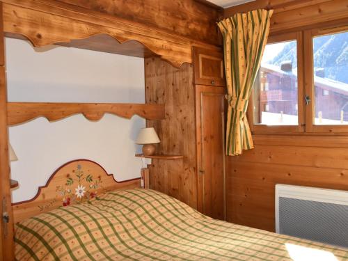 une chambre avec un lit et une fenêtre dans l'établissement Appartement 3 pièces avec terrasse, parking et accès pistes – Pralognan - FR-1-464-190, à Pralognan-la-Vanoise