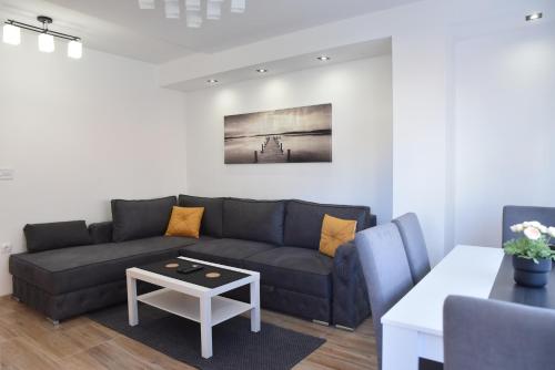 a living room with a couch and a table at Stan Na Dan Central Park in Raška