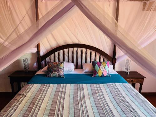 una camera con un grande letto in una tenda di Tiwi Tatu a Tiwi