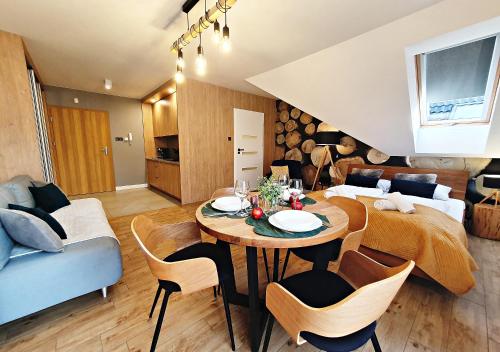 salon ze stołem i kanapą w obiekcie Apartamenty Rezydencja Parkowa Sun&Fun Nadrzeczna 3D i 3E -blisko centrum w mieście Karpacz