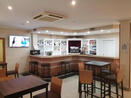 un bar in un ristorante con tavoli e sedie di Hotel Rural Villa de Vinuesa a Vinuesa