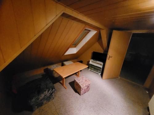 an overhead view of a room with a table and a tv at Monteurzimmer Röderland - Langzeitaufenthalte für bis zu 6 Personen in Prösen