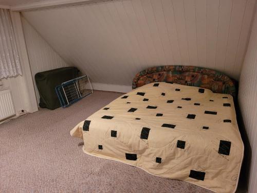 a bedroom with a large bed in a attic at Monteurzimmer Röderland - Langzeitaufenthalte für bis zu 6 Personen in Prösen