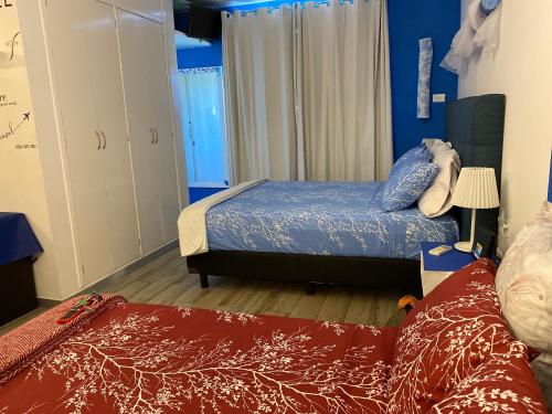 a bedroom with two beds and blue walls at Tropical apartment in Cancún