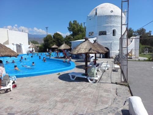 un gruppo di persone in piscina di HOTEL CAASAMA a Santa María