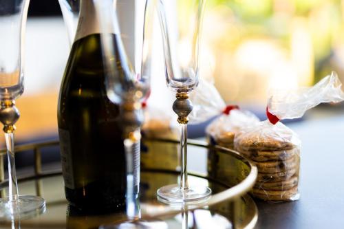 two wine glasses sitting next to a basket of bread at The DeerView Lodge in Cardiff