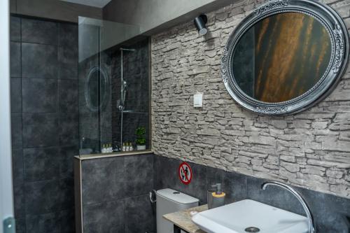 uma casa de banho com um lavatório e um espelho em Finesi Apartments 2 em Ohrid
