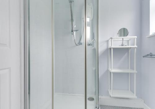 una ducha con puerta de cristal en un baño en Rydale Retreat, en Walcott