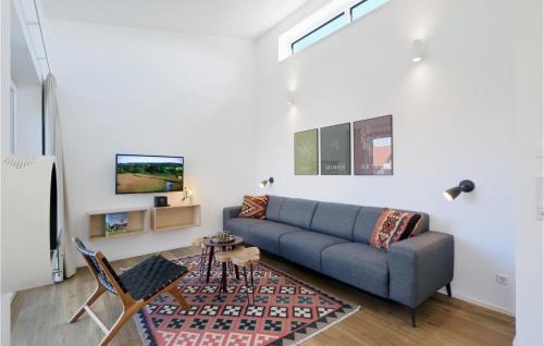 a living room with a couch and a tv at Nice Home In Lembruchdümmer See in Lembruch
