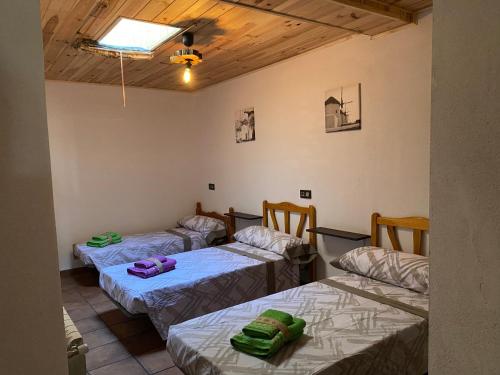 Giường trong phòng chung tại Casas Rurales La Piedra Ossa De Montiel