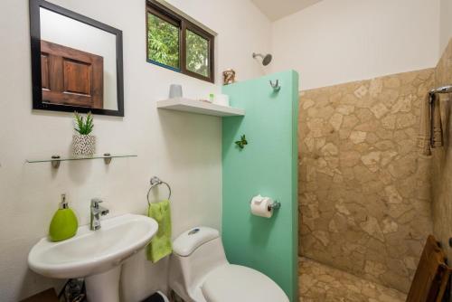 uma casa de banho com um lavatório e um WC em Surfside Mar Y Posa em Playa Flamingo