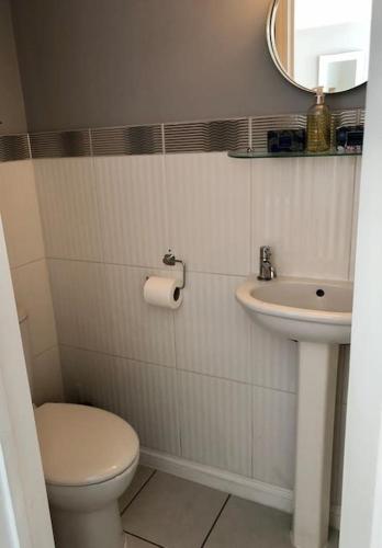 a bathroom with a toilet and a sink at Cosy Flat, close to Bath Rugby and City Centre in Bath