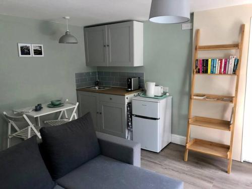 Kitchen o kitchenette sa Quiet and cosy flat, close to Bath Centre