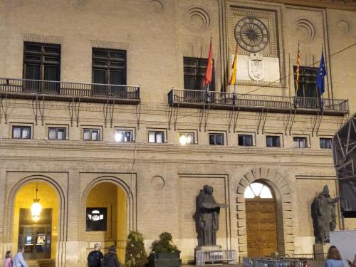 a large building with a clock on top of it at Apartamento junto a la Basilica del Pilar in Zaragoza