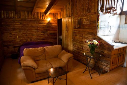 a living room with a couch and a table at Cabañas los Venados in Mazamitla