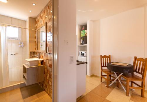 eine Küche und ein Esszimmer mit einem Tisch und Stühlen in der Unterkunft Balcón de Nono in Nono