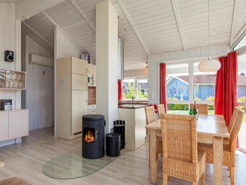 eine Küche und ein Esszimmer mit einem Kamin in der Mitte in der Unterkunft Three-Bedroom Holiday home in Grömitz 15 in Grömitz