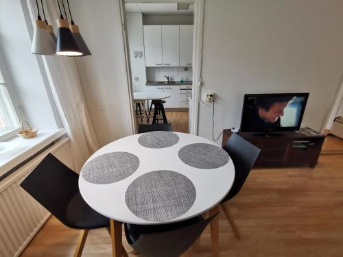 a white table and chairs in a living room at Relaxing Beatiful Studio - Sauna Bath Facility in Kotka