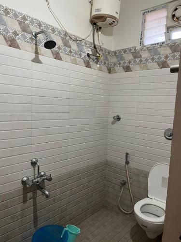 een badkamer met een toilet en een douche bij Sapphire Luxury Apartment in Pondicherry