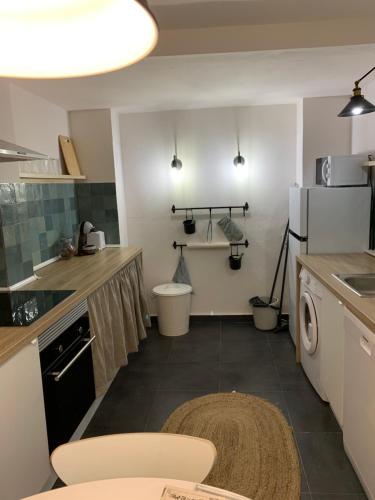瓦倫西亞的住宿－Alex- DUPLEX APARTMENT- City，厨房配有洗衣机和烘干机