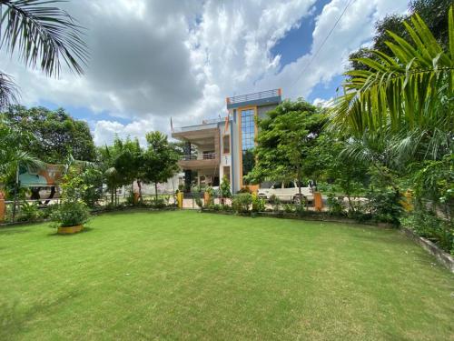 duży dziedziniec przed domem w obiekcie Kaashi Flora (Modern Suite) w mieście Waranasi